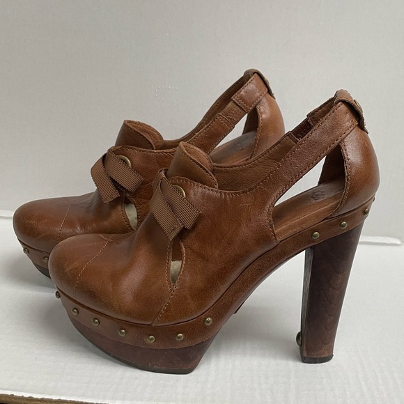 Cute Ugg Australia platform heels. Size 6.5 - Picture 1 of 5